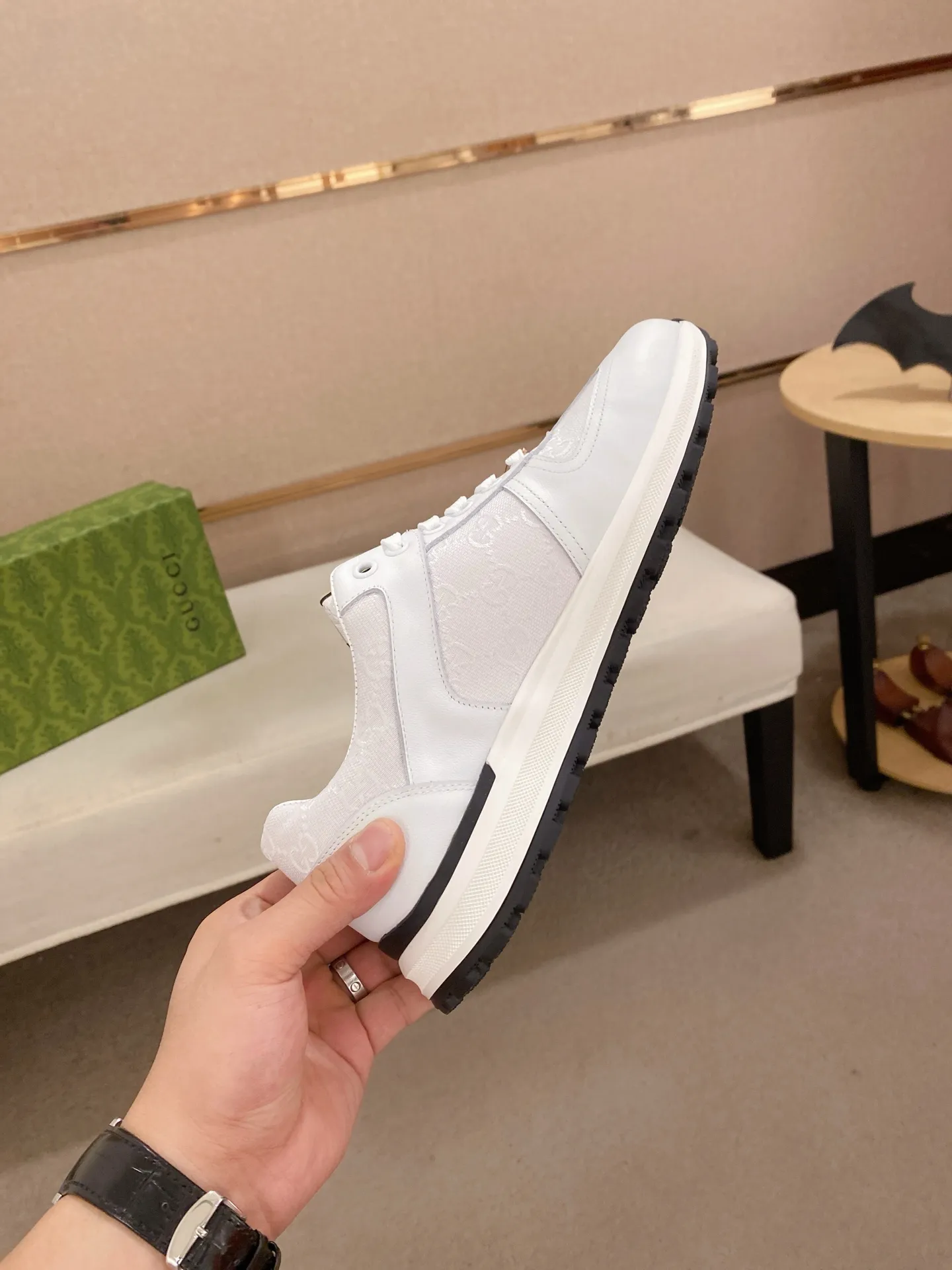 Men's clothing and shoes💰 400💰🇮🇹🇮🇹GUCCI (Gucci) top 🔍🔍 new models are on sale at the same time, the upper 🇮🇹 is imported Italian first-layer cowhide, the lining is fully imported sheepskin 💪💪, completely 1⃣️compared 1⃣️Reproduction🇮🇹💪💪, ⚠Sole: The original sole is specially provided by the original factory, the exclusive movable molded sole is super comfortable, ⚠Original factory follow-up goods, 🔍🔍high quality, you can enter and leave the counter at will, welcome to compare⚠. Code number: 38-44 (45 is custom-made and cannot be returned or exchanged)